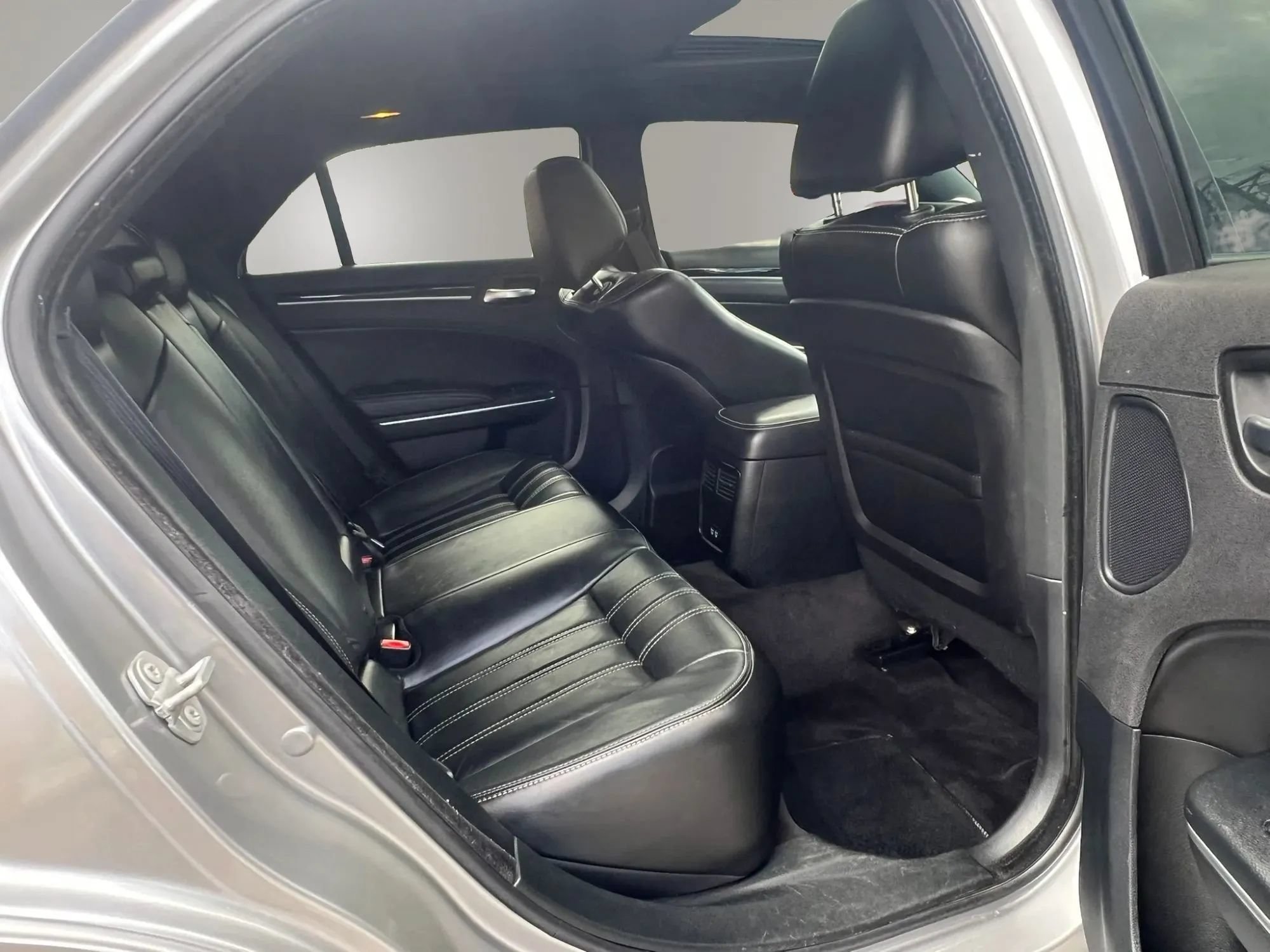 Used 2018 Chrysler 300 S w/ 300S Premium Group RWD image 29