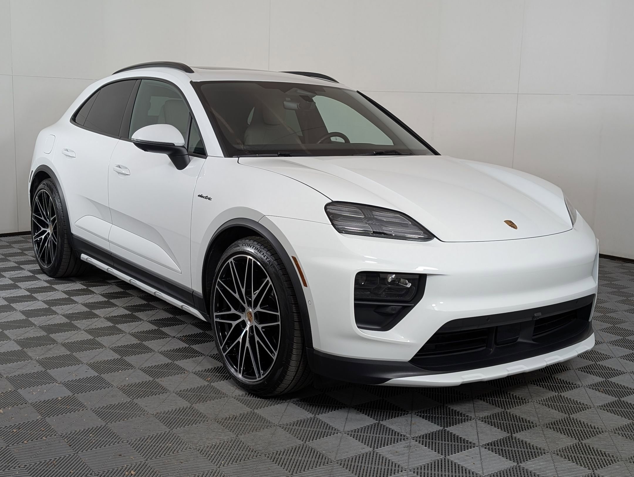 Used 2025 Porsche Macan 4 Electric image 8