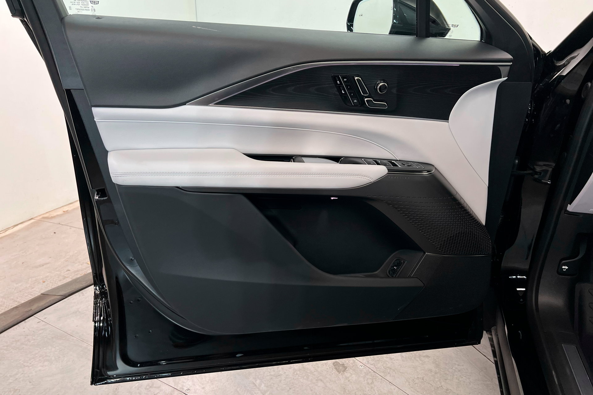 New 2025 Cadillac Lyriq Sport w/ LPO, Floor Liner Package AWD/4WD image 15