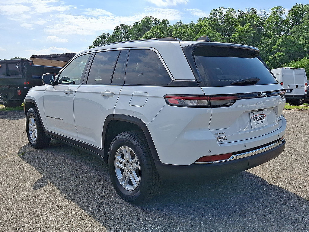 Used 2023 Jeep Grand Cherokee Laredo w/ Luxury Tech Group I AWD/4WD image 28
