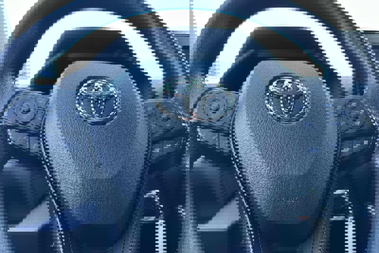 Used 2022 Toyota RAV4 LE image 27