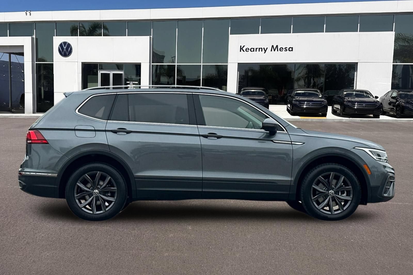 Used 2023 Volkswagen Tiguan SE FWD image 3