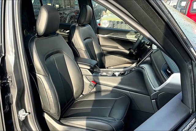 New 2025 Jeep Grand Cherokee Limited w/ Black Appearance Package image 27