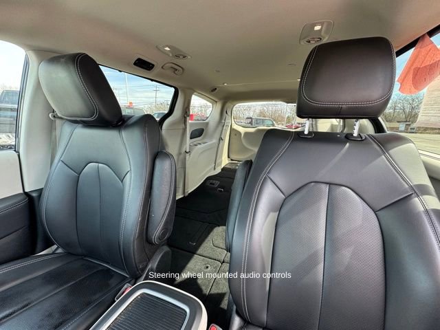Used 2023 Chrysler Pacifica Touring-L image 23