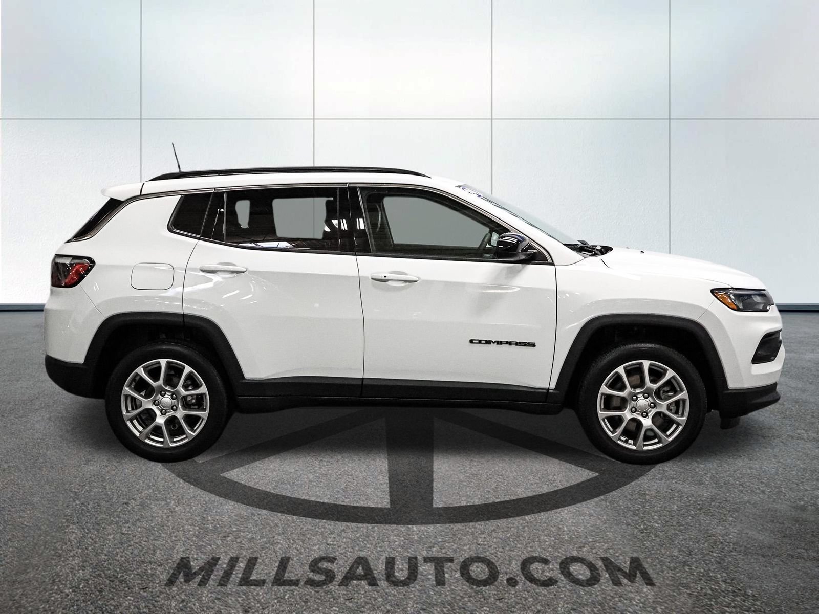 Used 2024 Jeep Compass Latitude AWD/4WD image 11