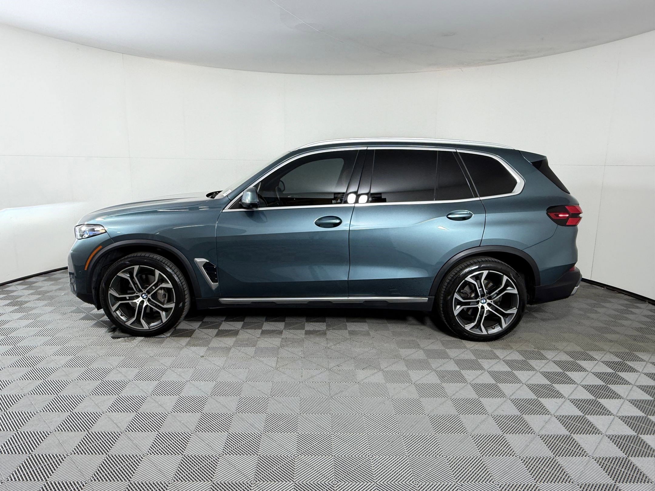 Used 2024 BMW X5 sDrive40i w/ Premium Package RWD image 2