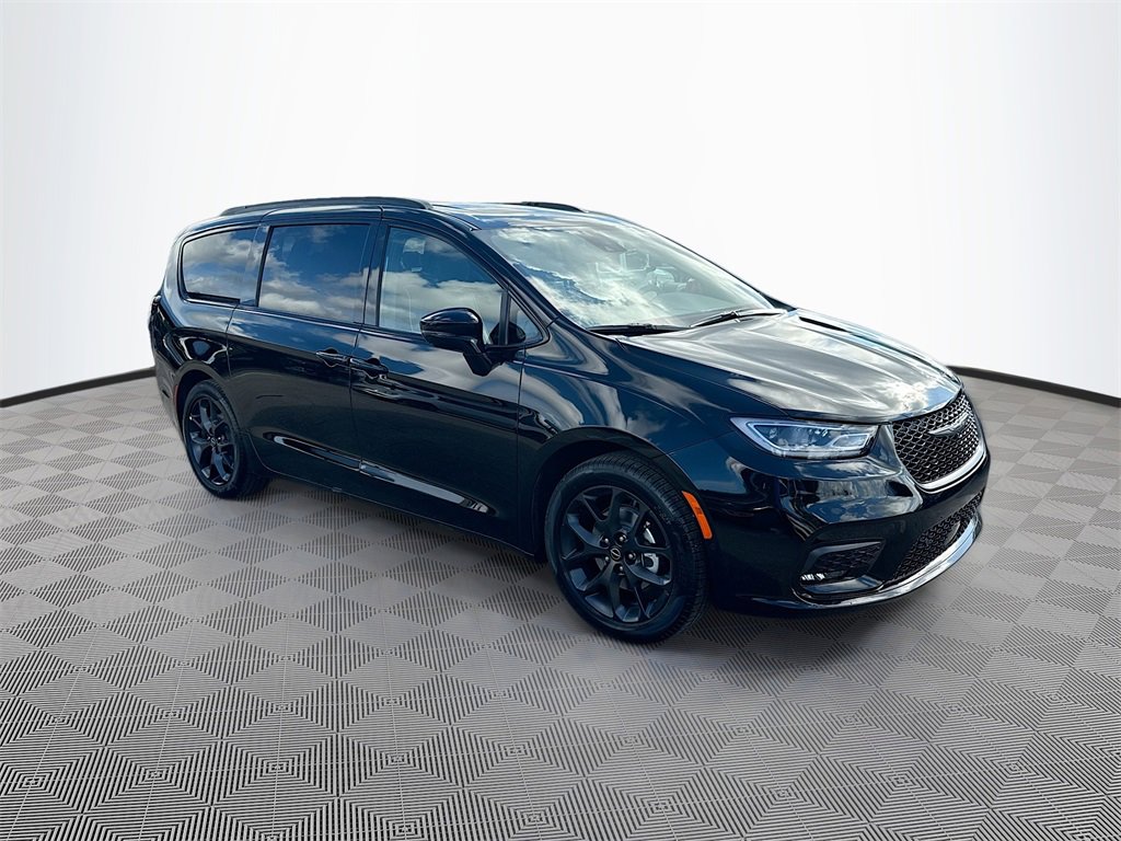 New 2026 Chrysler Pacifica Limited w/ S Appearance Package image 3