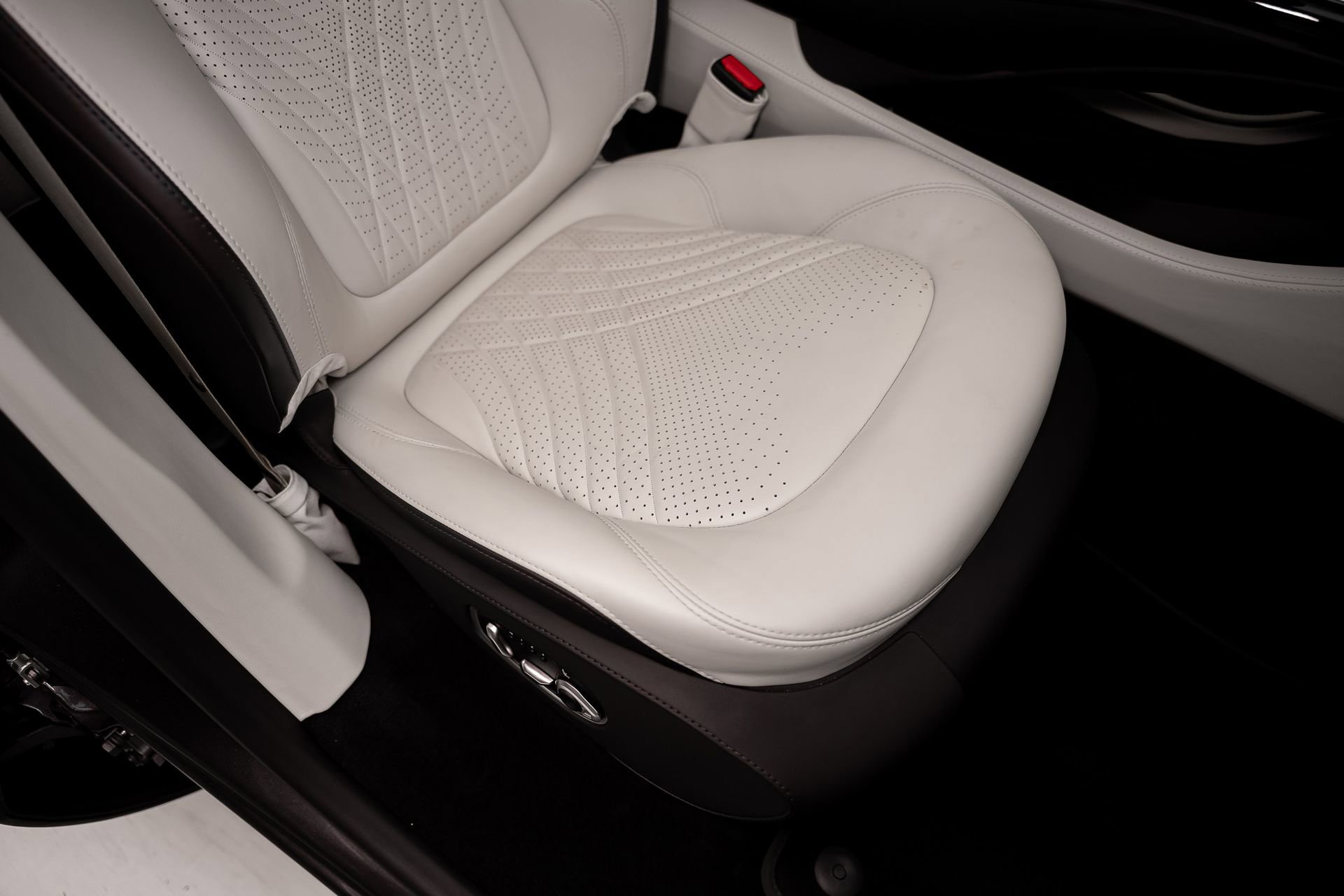 Used 2023 Aston Martin DBX AWD/4WD image 61