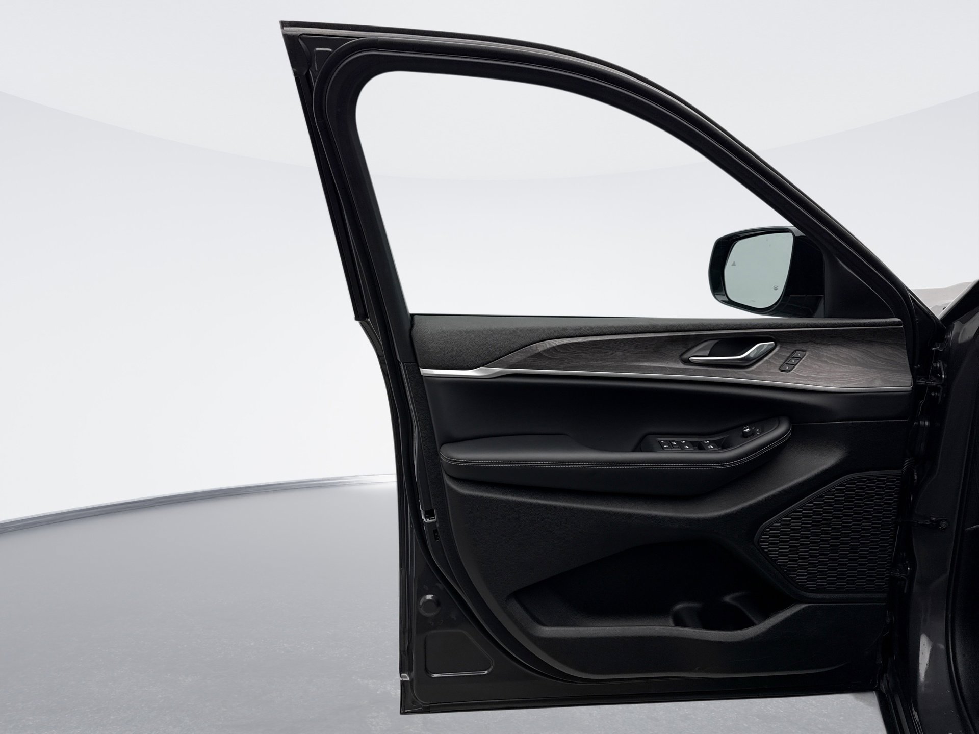 Used 2025 Jeep Grand Cherokee Limited w/ Black Appearance Package image 9