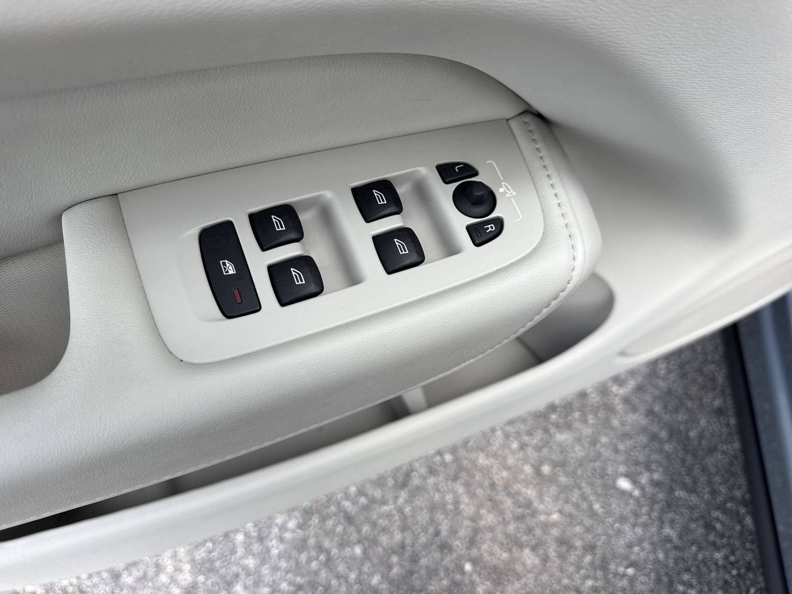 Used 2024 Volvo XC60 B5 Core image 15