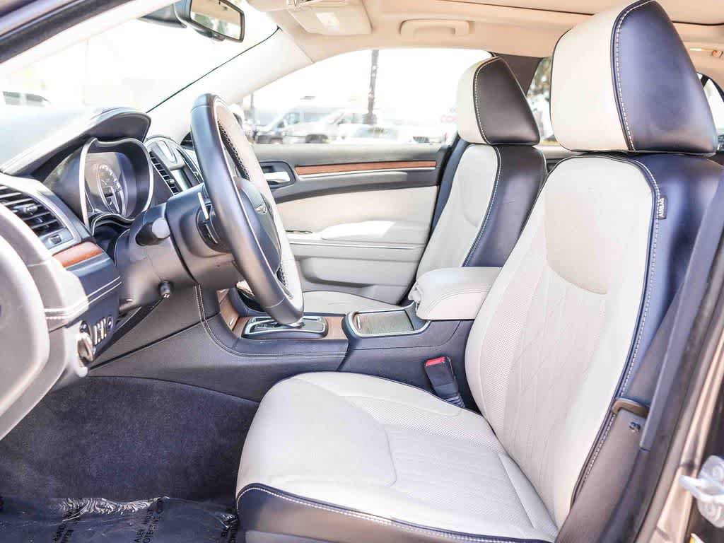 Used 2016 Chrysler 300 C Platinum RWD image 18