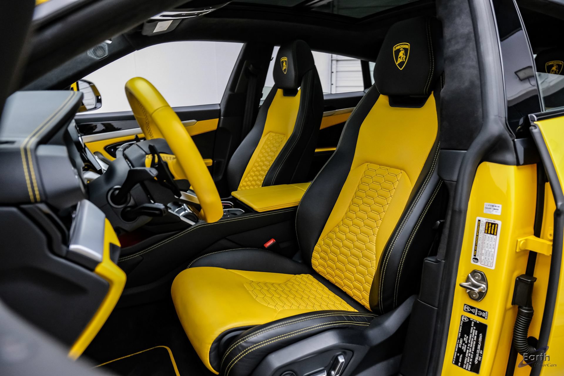 Used 2021 Lamborghini Urus AWD/4WD image 38