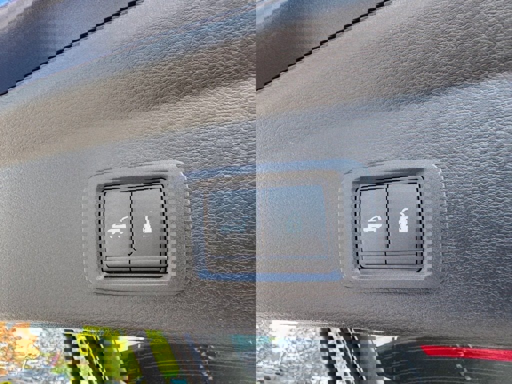 Used 2024 Mitsubishi Outlander SE image 11