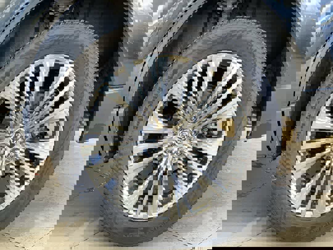 Used 2021 Toyota Venza Limited image 13