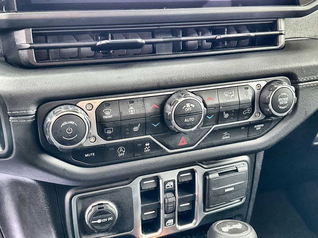 Used 2025 Jeep Wrangler Sahara image 21