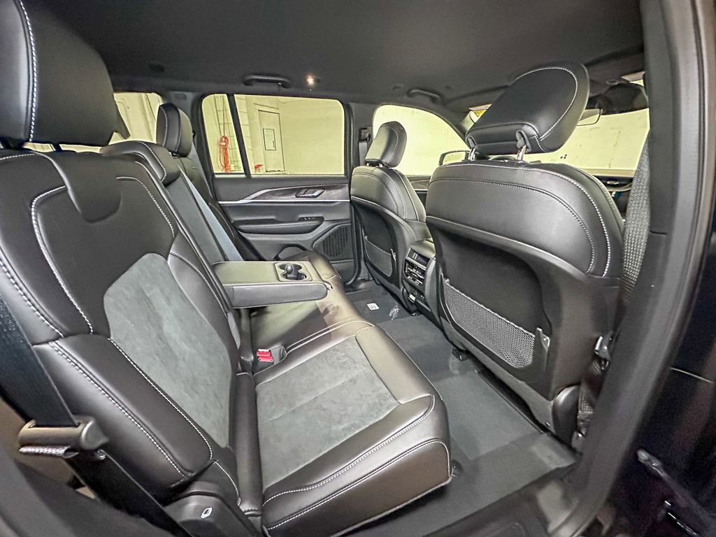 New 2026 Jeep Grand Cherokee Altitude image 4