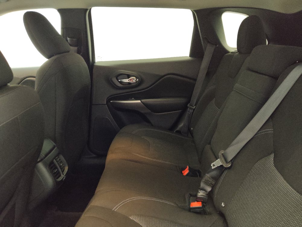 Used 2019 Jeep Cherokee Latitude w/ Cold Weather Group AWD/4WD image 18