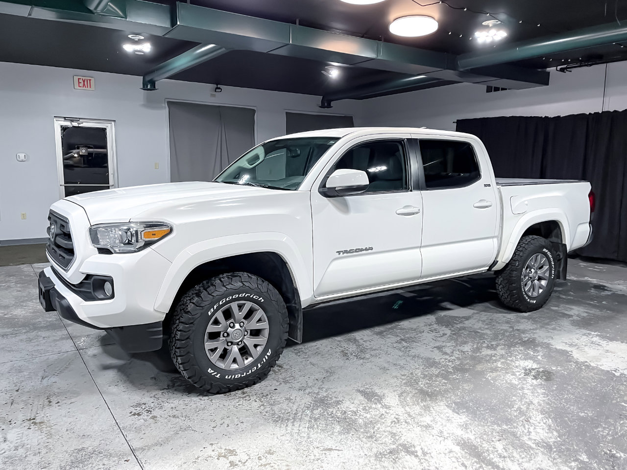 Used 2017 Toyota Tacoma TRD Off-Road image 4