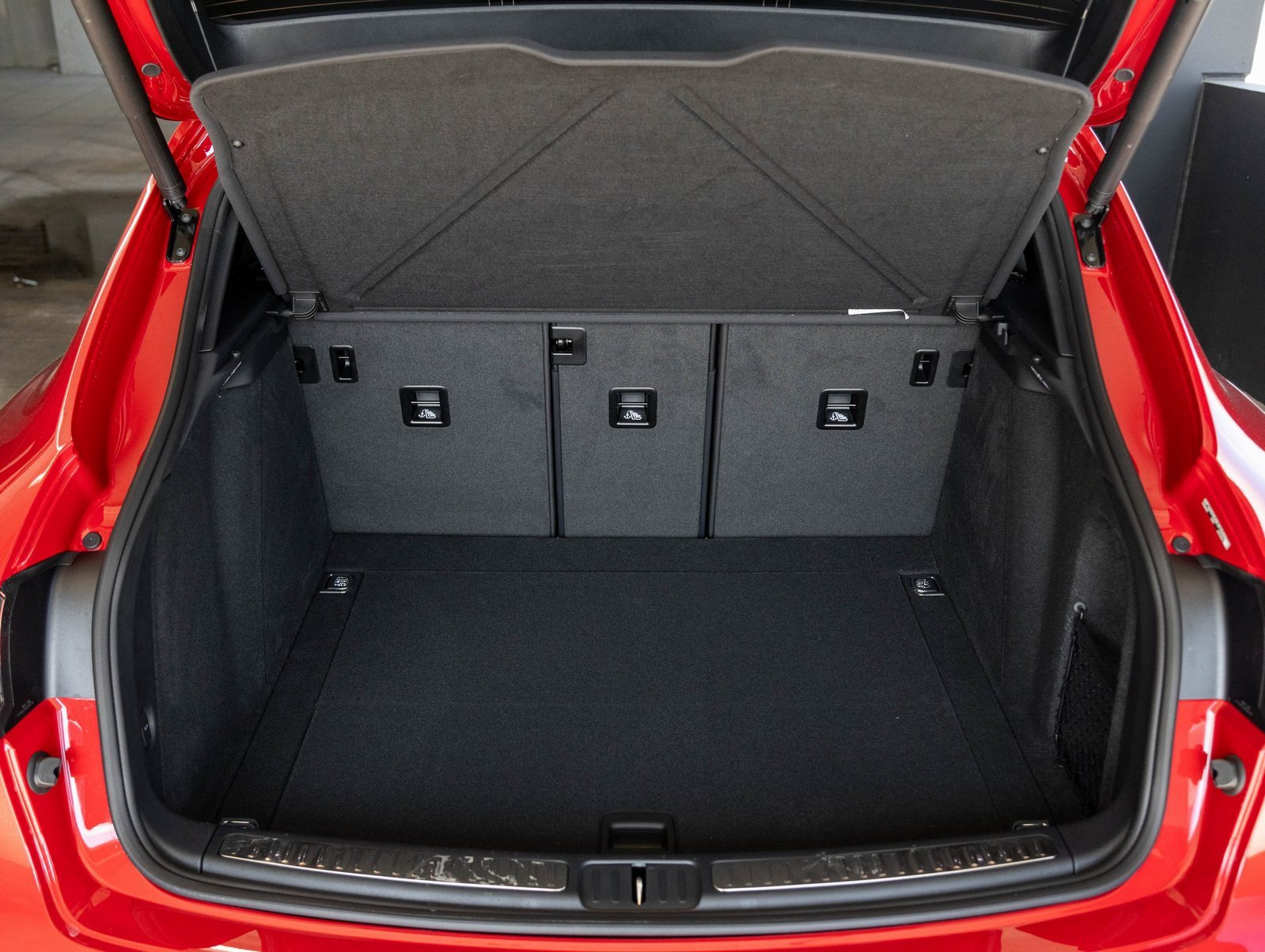 Certified 2025 Porsche Macan image 30