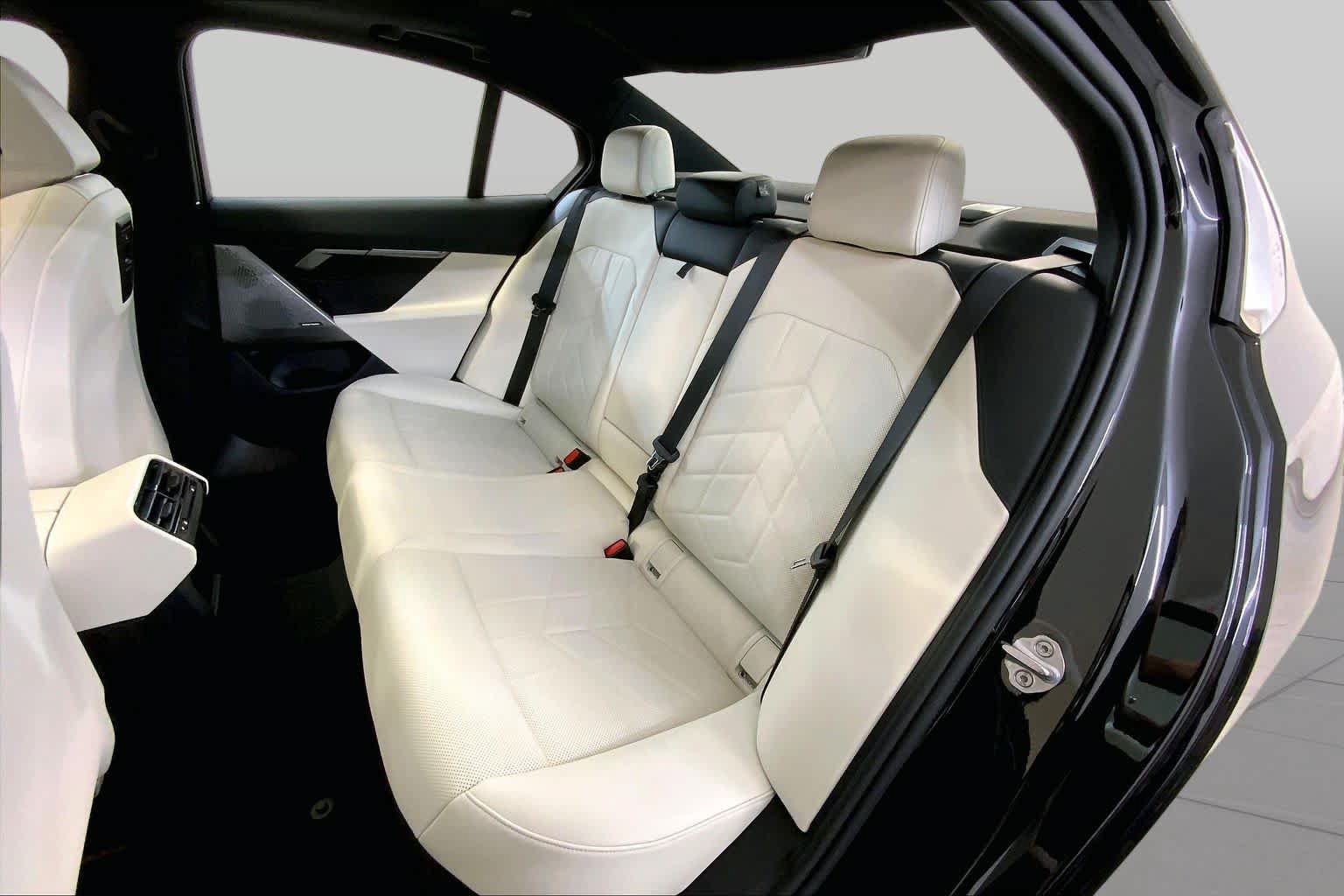 Used 2025 BMW i5 xDrive40 w/ Premium Package AWD/4WD image 20