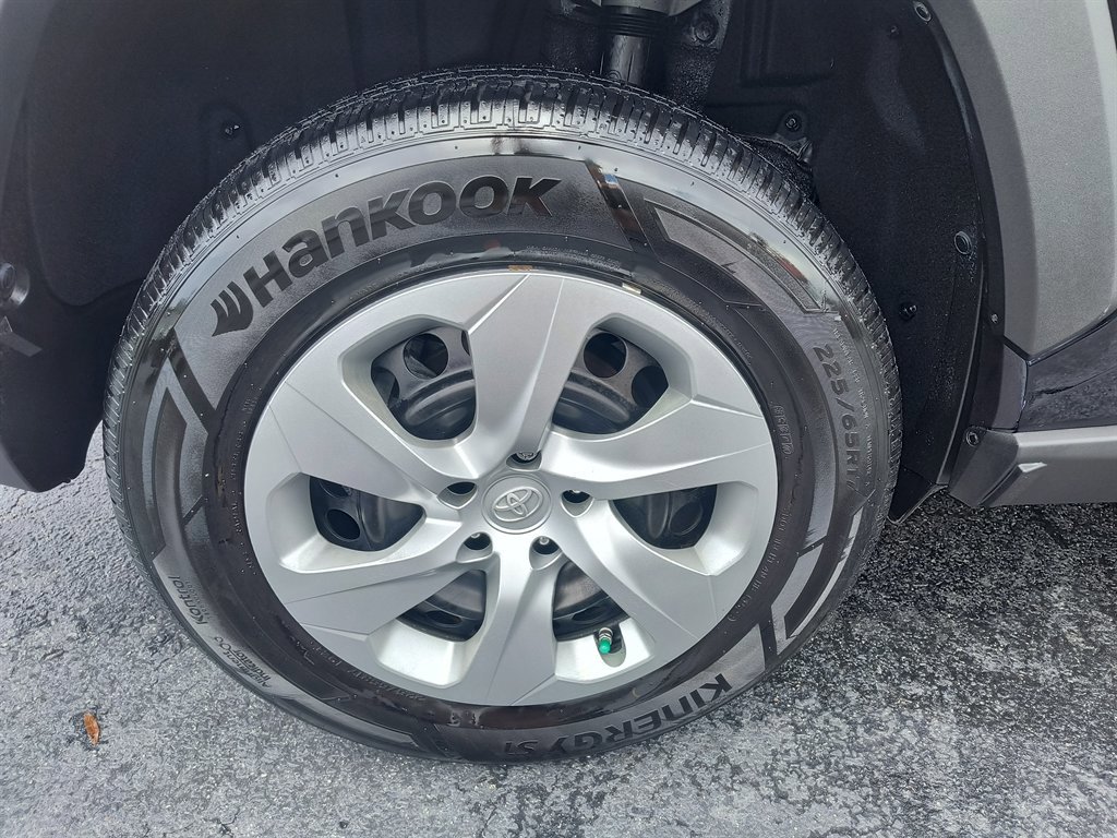 Used 2020 Toyota RAV4 LE image 11