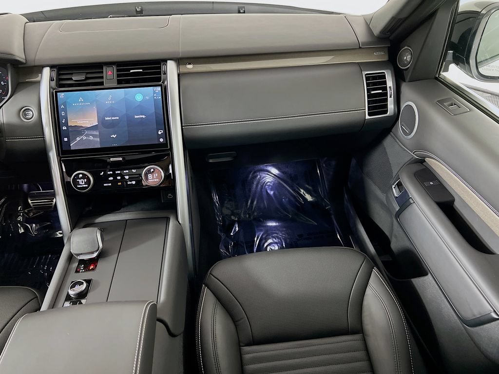 Certified 2025 Land Rover Discovery Metropolitan Edition AWD/4WD image 25