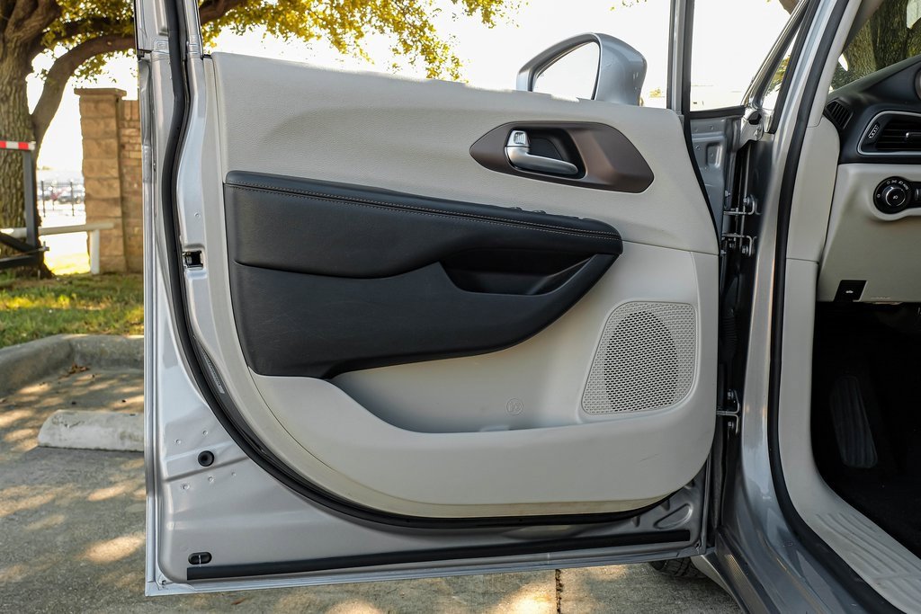 Used 2019 Chrysler Pacifica Touring-L image 53