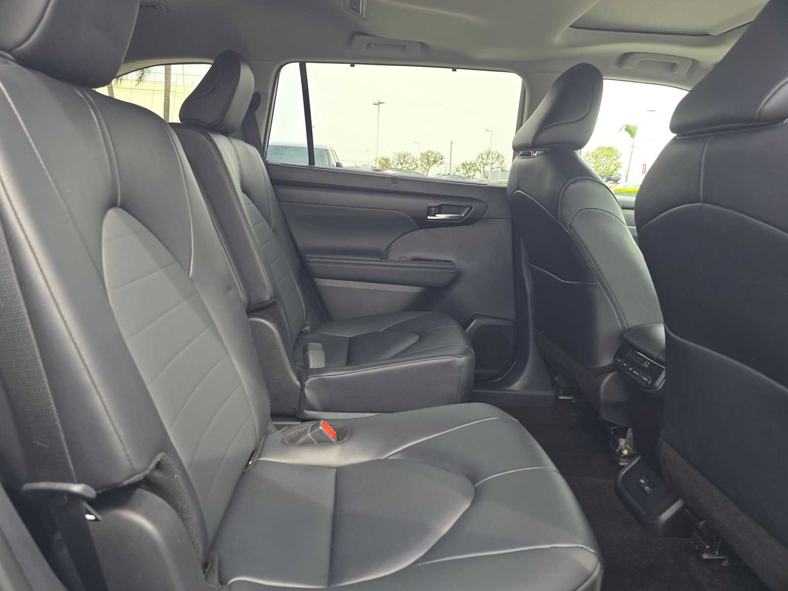 Certified 2025 Toyota Highlander XLE FWD image 12