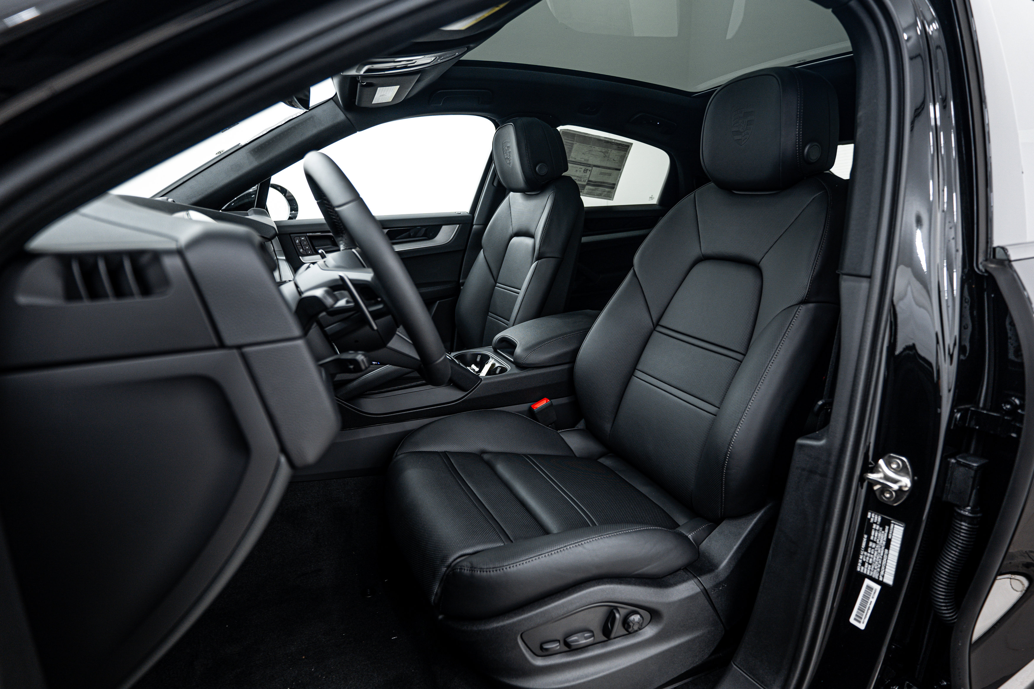 Certified 2025 Porsche Cayenne Coupe image 5