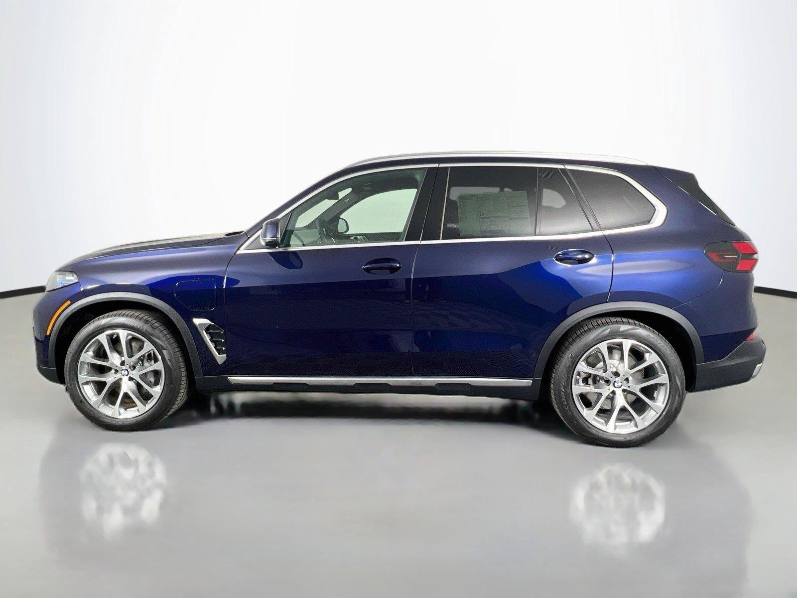 New 2026 BMW X5 xDrive50e w/ Climate Comfort Package AWD/4WD image 3