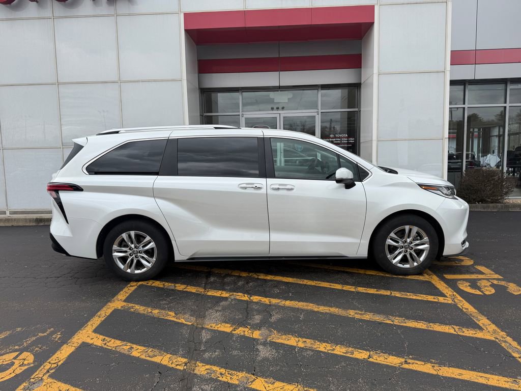 Used 2023 Toyota Sienna Limited image 4