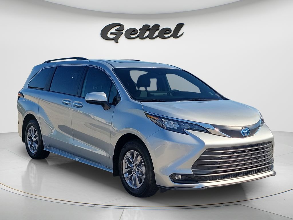 Certified 2025 Toyota Sienna XLE image 3