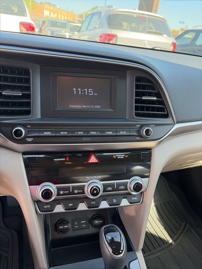 Used 2020 Hyundai Elantra SE image 2