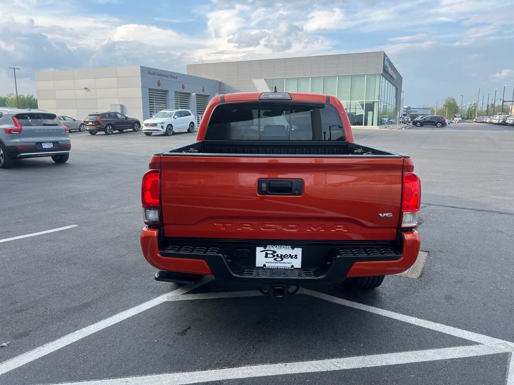 Used 2018 Toyota Tacoma TRD Sport AWD/4WD image 3