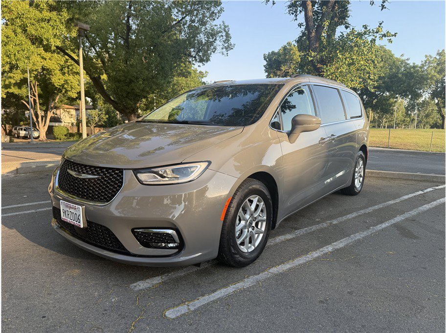 Used 2022 Chrysler Pacifica Touring-L FWD image 1