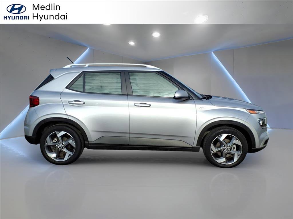 Used 2024 Hyundai Venue SEL image 2