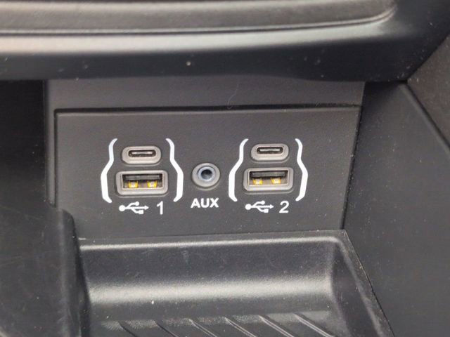 Used 2025 Chrysler Pacifica Limited image 32