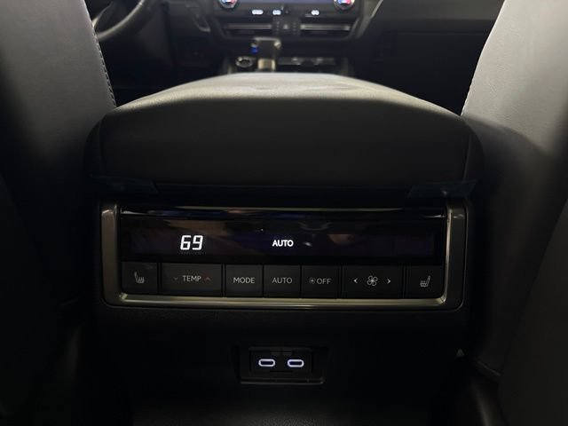 Used 2025 Lexus GX 550 w/ Accessory Package (2T) AWD/4WD image 32