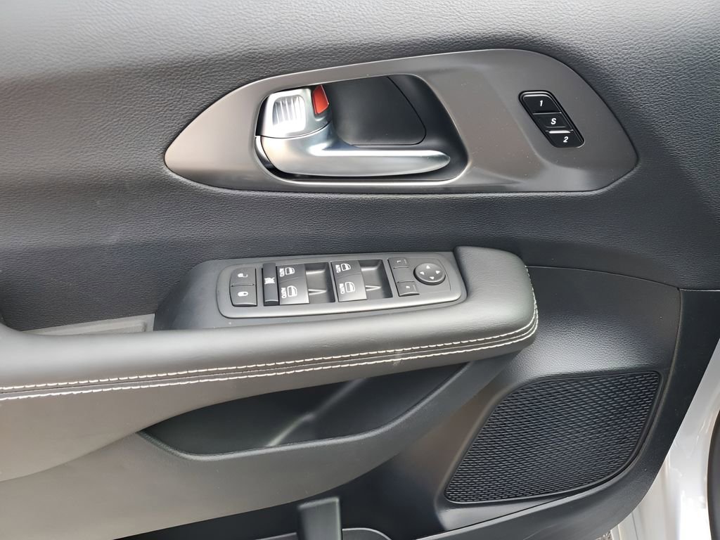 New 2026 Chrysler Pacifica Select FWD image 27