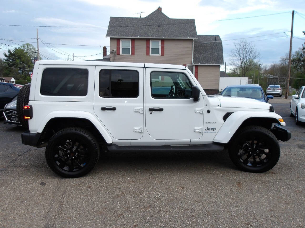 Used 2023 Jeep Wrangler Unlimited Sahara w/ Cold Weather Group AWD/4WD image 4