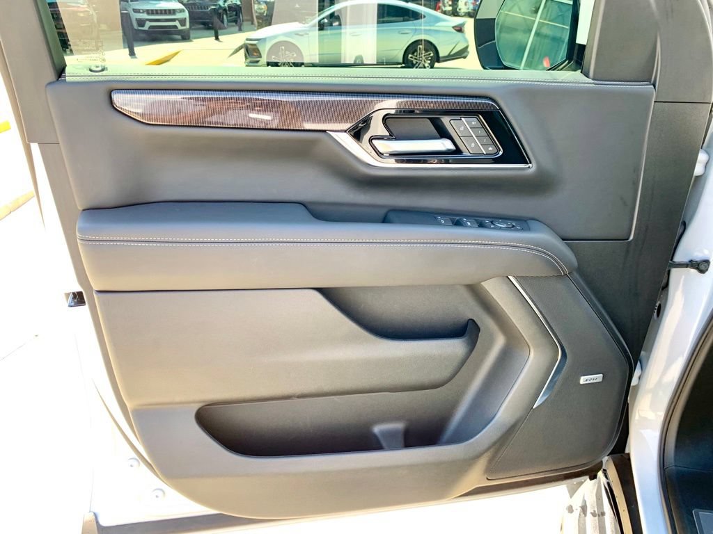 Used 2025 GMC Yukon Elevation RWD image 11