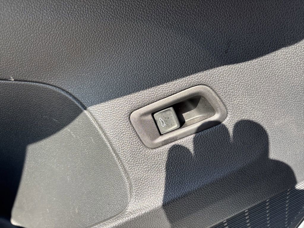 Used 2025 Volkswagen Atlas SE image 30