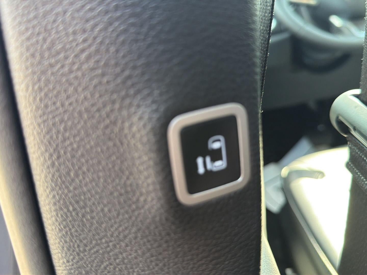 Used 2025 Chrysler Pacifica Select FWD image 32