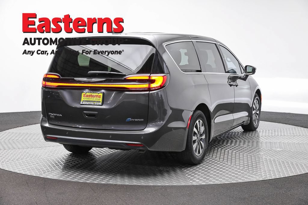 Used 2022 Chrysler Pacifica Touring-L w/ Uconnect Theater Family Group FWD image 4