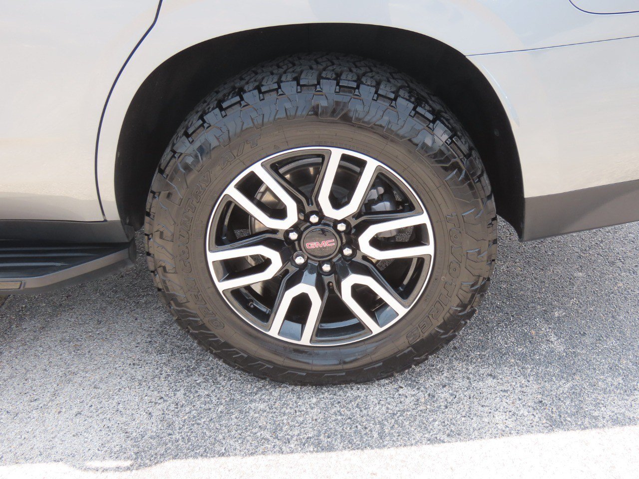 Used 2024 GMC Yukon AT4 w/ Technology Package AWD/4WD image 18