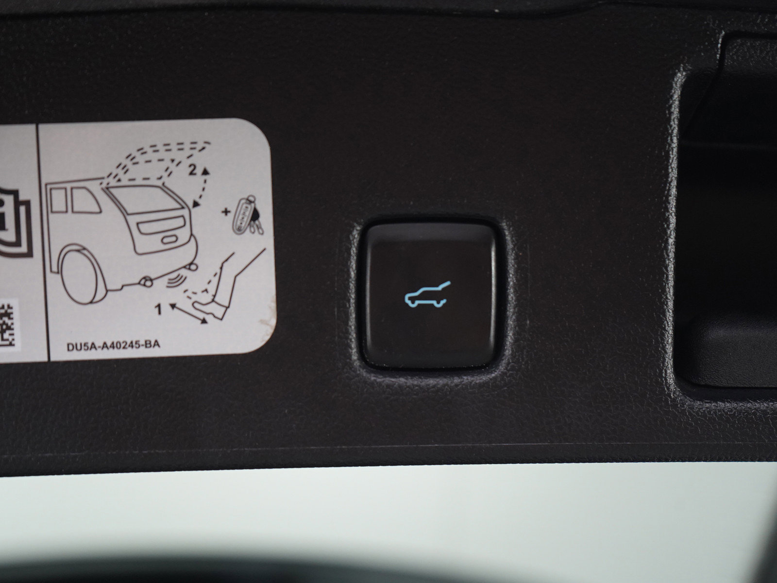 Used 2020 Ford Escape Titanium image 17