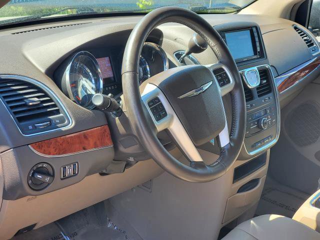 Used 2015 Chrysler Town & Country Touring FWD image 7