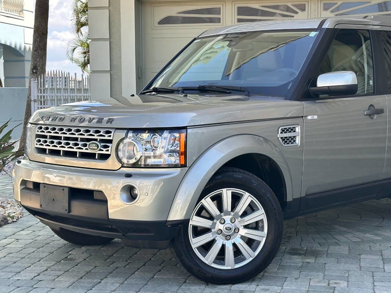 Used 2013 Land Rover LR4 HSE AWD/4WD image 2