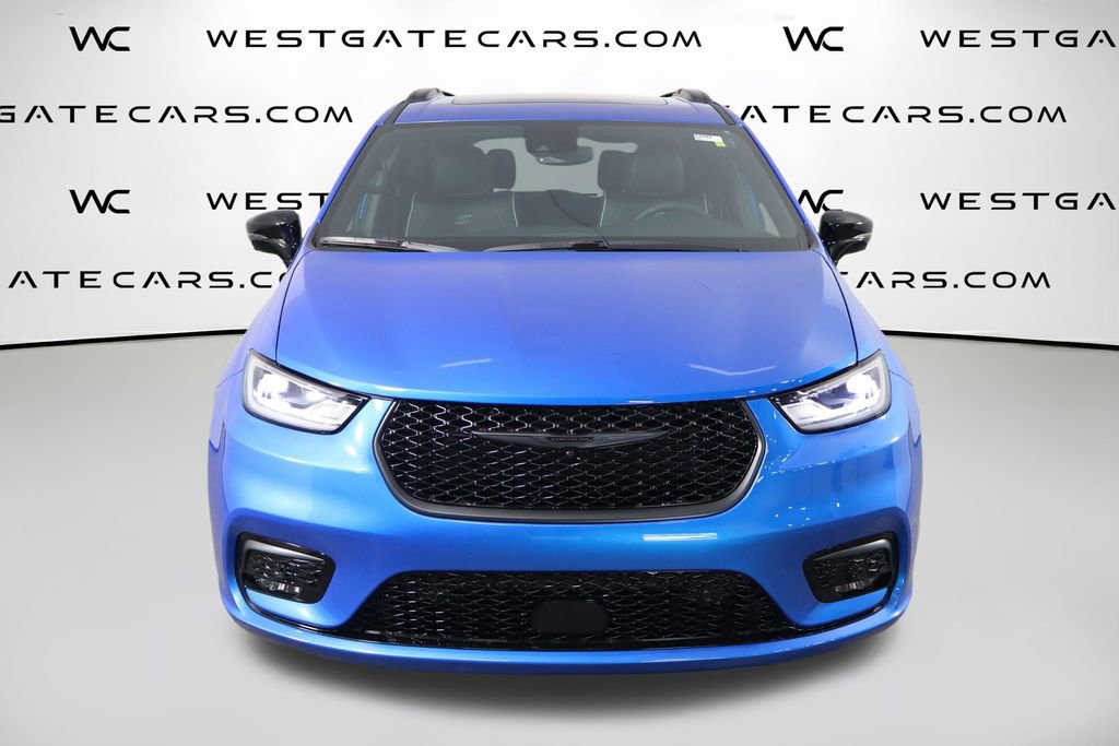 New 2026 Chrysler Pacifica Limited w/ Uconnect Theater Family Group image 2