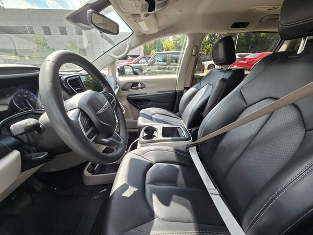 Used 2024 Chrysler Pacifica Touring-L FWD image 9
